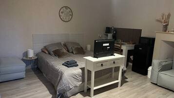 Een strijkplank/strijkijzer, reisbedje, gratis wifi, beddengoed