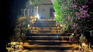 Escadaria que leva a um edifício com um jardim no topo.