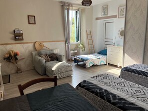 Ferros/tábuas de passar roupa, berço de viagem, Wi-Fi de cortesia