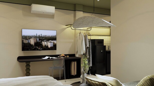 Habitación de hotel con cama, escritorio, silla, televisión y vista a un paisaje urbano.