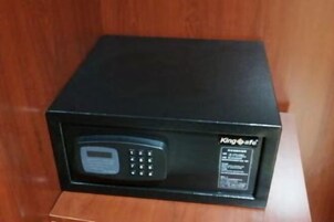 Un horno microondas negro con pantalla digital y panel de control, sobre una superficie de madera.