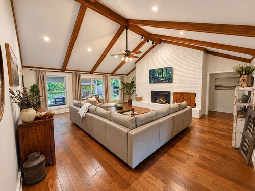 Minutes to MSU| 4BR| Games| EV Charger| Fire Pit