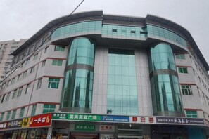 Un edificio de varios pisos con grandes ventanales y fachada curva.