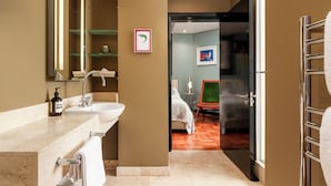 Deluxe appartement, uitzicht op de stad | Badkamer | Gratis toiletartikelen, handdoeken, zeep, shampoo