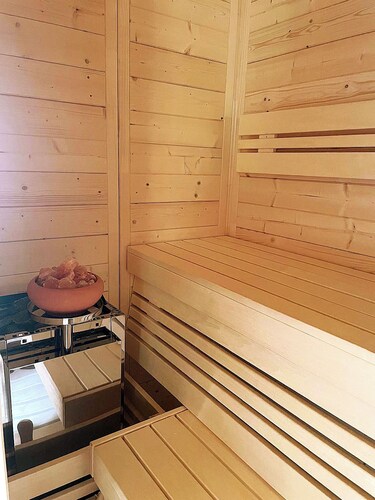 Wellness meets the idyllic charm of an Allgäu farm. Chalet with a sauna, hot tub, and extras.
