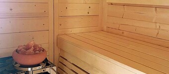 Wellness meets the idyllic charm of an Allgäu farm. Chalet with a sauna, hot tub, and extras.