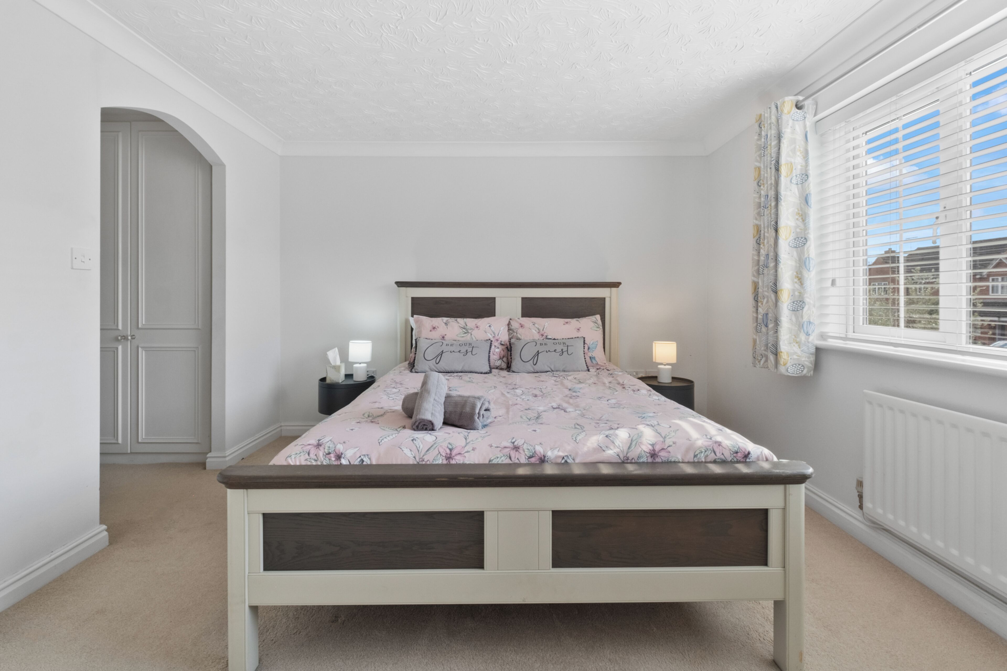 Iron/ironing board, WiFi, bed sheets