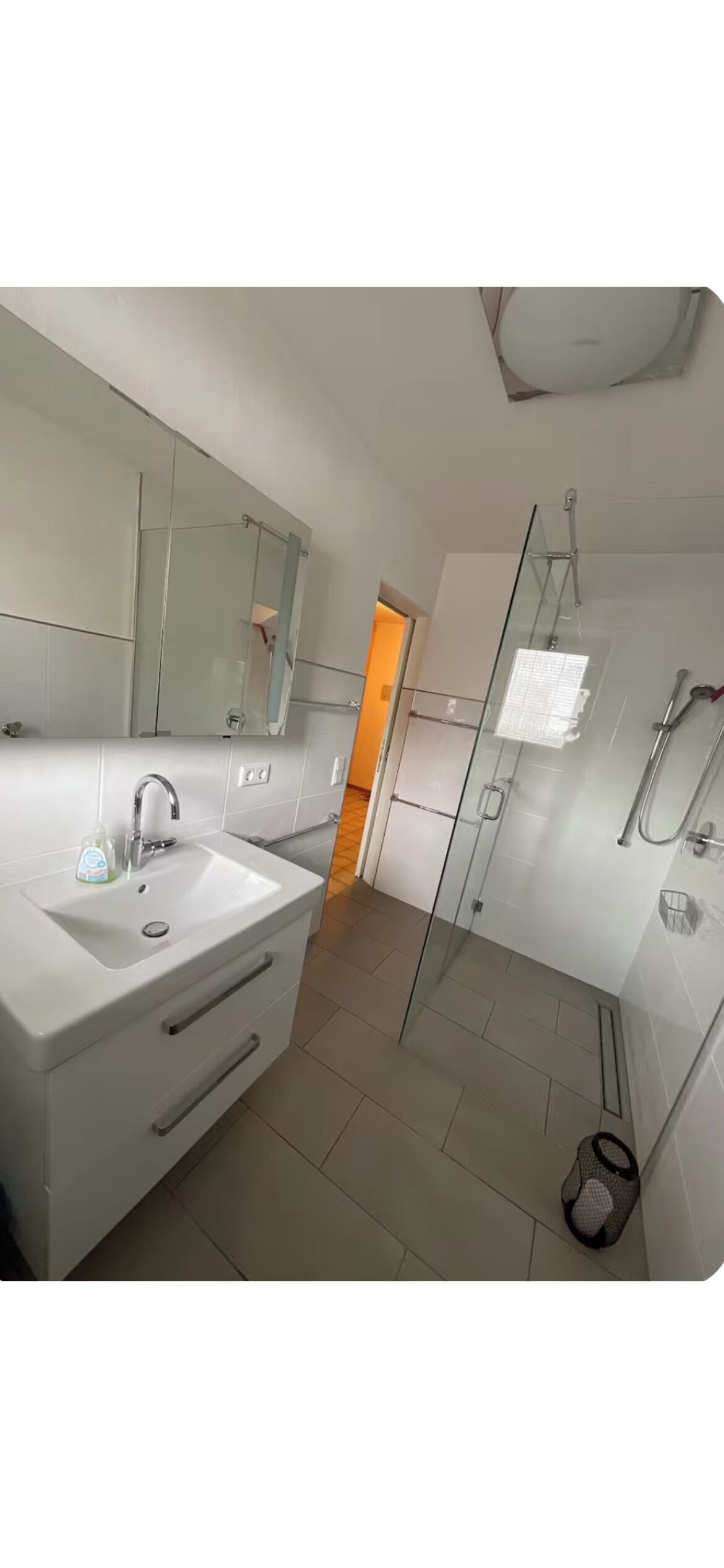 Dusche, Haartrockner, Handtücher, Toilettenpapier
