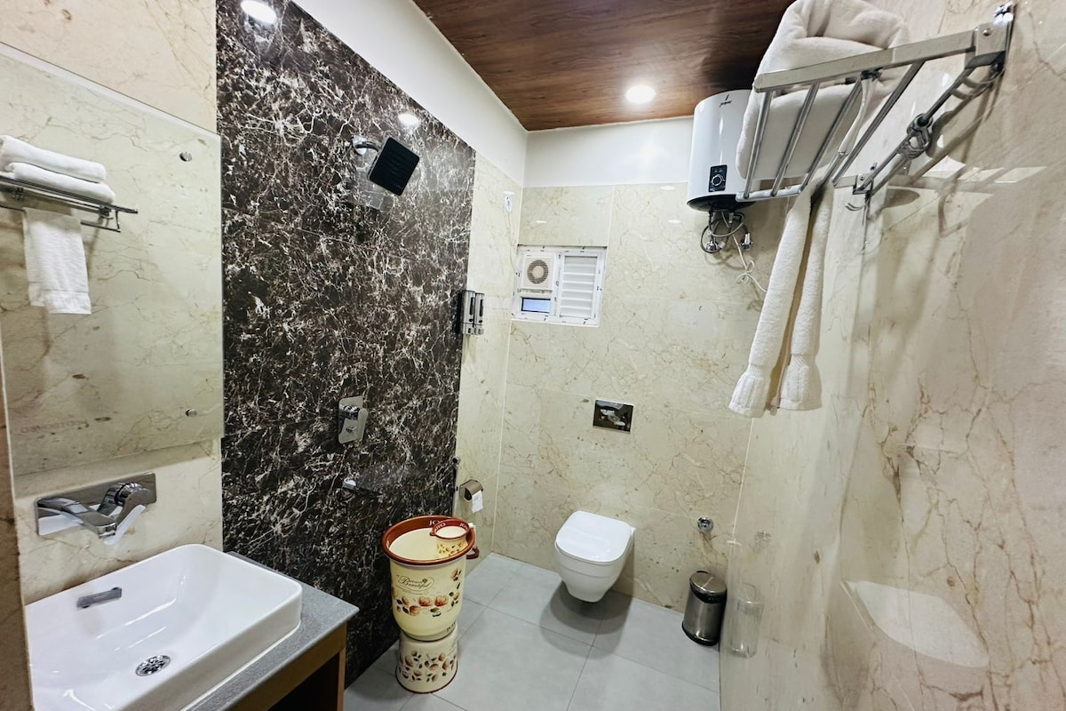 Phòng đôi Club | Phòng tắm | Buồng tắm vòi sen, khăn tắm, xà phòng, dầu gội 