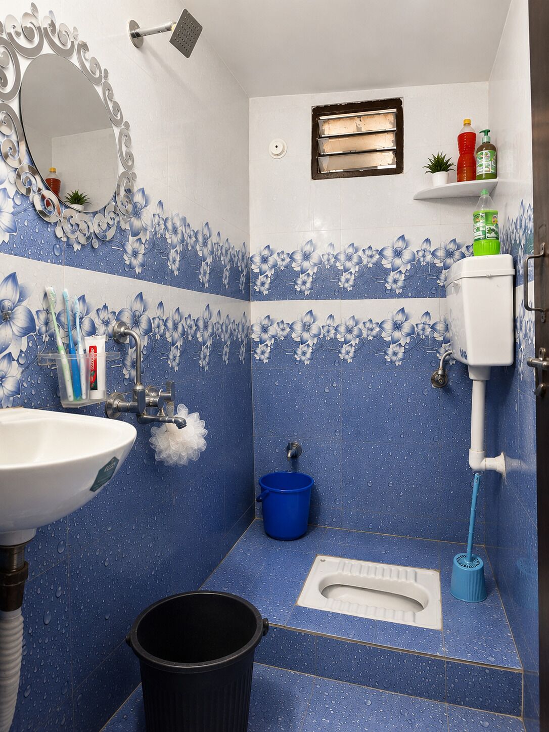 Douche, serviettes fournies, savon