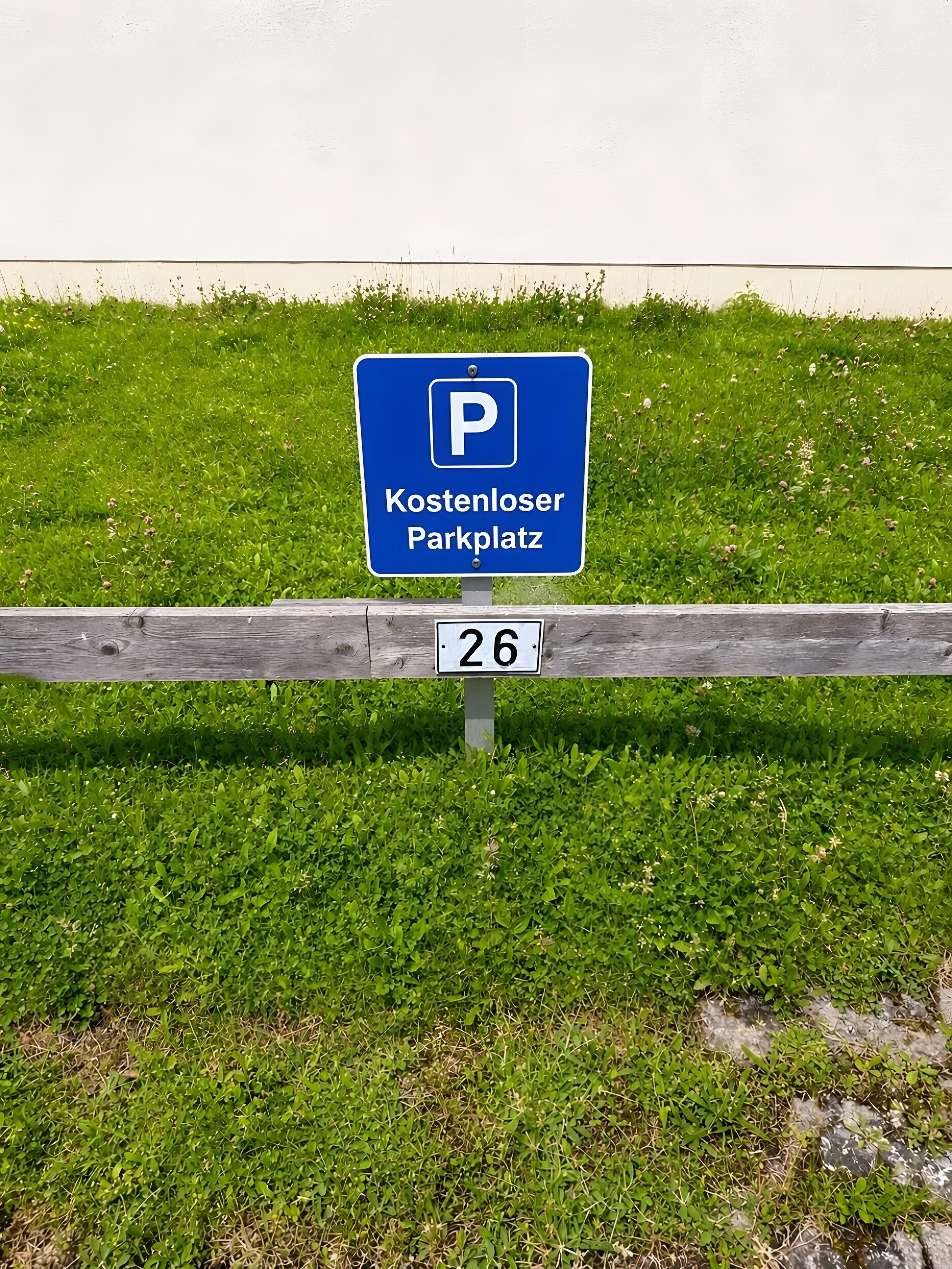 Un panneau de signalisation indiquant un espace de stationnement gratuit, avec un fond bleu et des lettres blanches.