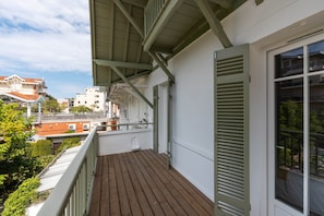A balcony with a wooden floor, white walls, and green shutters. - Villa Ti Bassin Arcachon - Waterfront, right on the water (Arcachon)