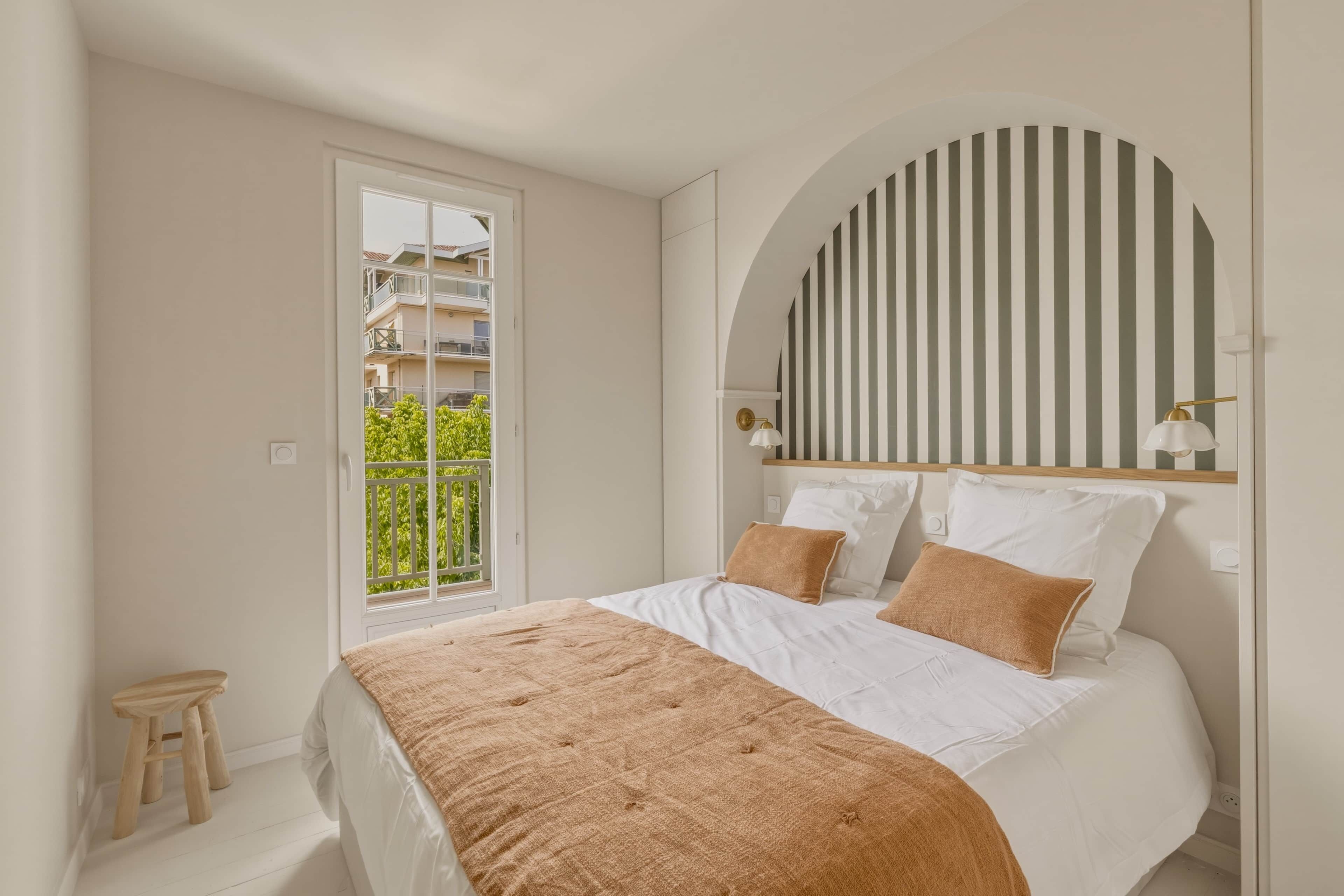 5 bedrooms, iron/ironing board, WiFi, bed sheets