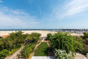 A coastal view with a beach, marina, and lush greenery. - Villa Ti Bassin Arcachon - Waterfront, right on the water (Arcachon)