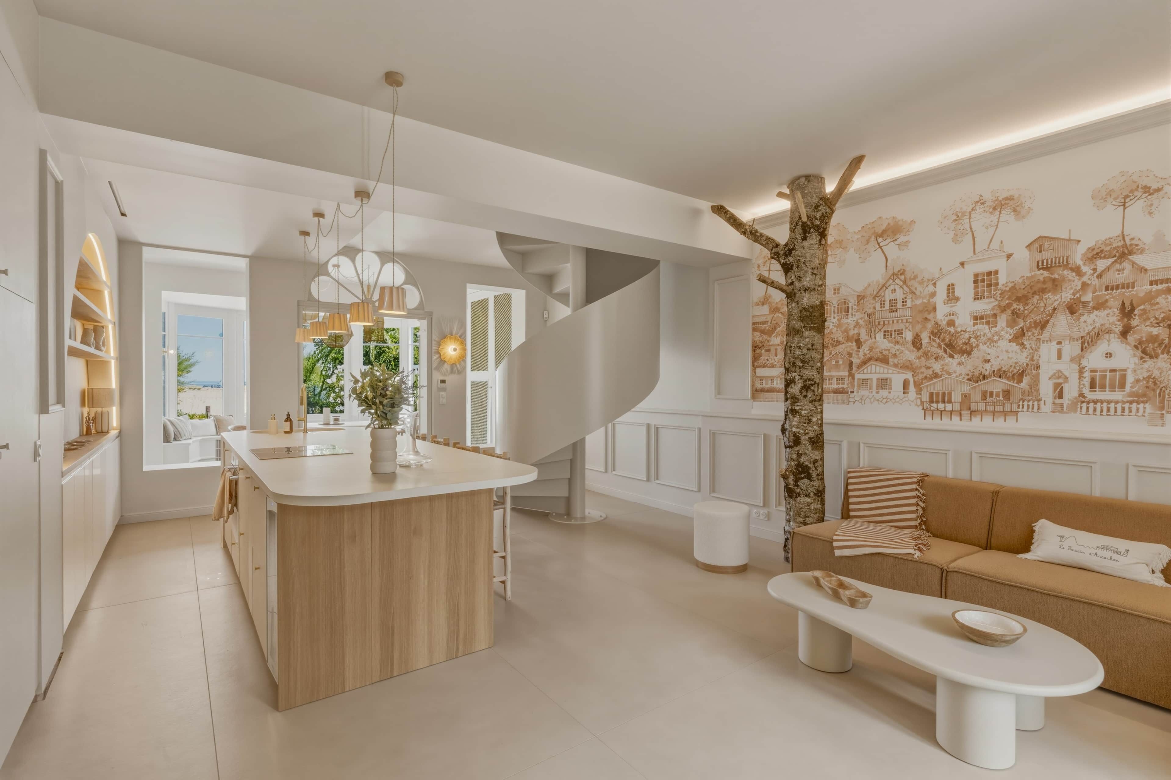 Eine moderne Küche mit Kochinsel, ein Essbereich mit Sitzbank und ein Wohnzimmer mit Sofa.