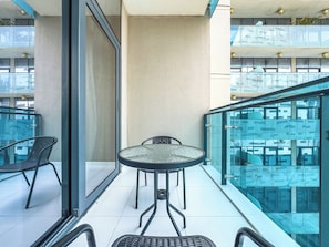 Outdoor dining - Modern 1BR in Merano Tower (Dubai)