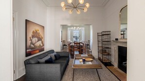 Uma sala de estar moderna com um sofá, mesa de centro e lareira.