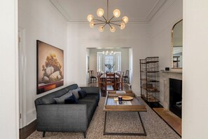 Ein modernes Wohnzimmer mit Sofa, Couchtisch und Kamin.