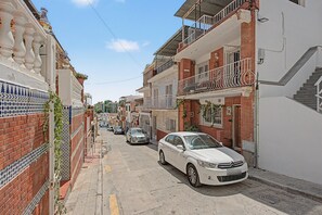A narrow street with parked cars and buildings on either side. - ‘El Olivo 1’ Apartment with Private Terrace, Wi-Fi, and Air Conditioning (Málaga)