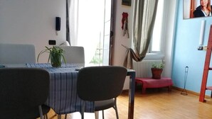En matplats med ett bord, stolar och en krukväxt.