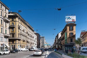 Eine Straße mit Gebäuden, Autos und einem Apothekenschild.
