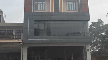 Een meerhoog gebouw met een bord waarop staat dat het een hotel en een Galaxy-winkel is.