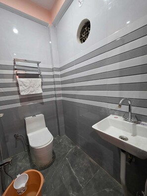 Deluxe Room | Bathroom | Shower, soap, shampoo - Hotel Galaxy (Tirwaganj)