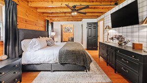 Room - NEW Spacious 4BR Mountain Retreat for 8: Hot Tub, Game Room & Theater (Harpers Ferry)