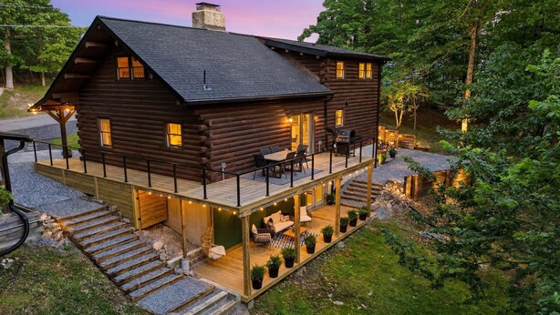 Outdoor dining - NEW Spacious 4BR Mountain Retreat for 8: Hot Tub, Game Room & Theater (Harpers Ferry)