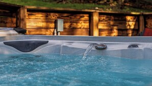 Outdoor spa tub - NEW Spacious 4BR Mountain Retreat for 8: Hot Tub, Game Room & Theater (Harpers Ferry)