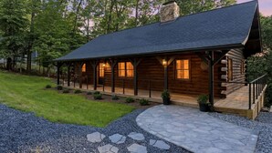 Exterior - NEW Spacious 4BR Mountain Retreat for 8: Hot Tub, Game Room & Theater (Harpers Ferry)