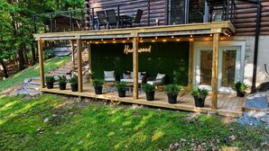 Outdoor dining - NEW Spacious 4BR Mountain Retreat for 8: Hot Tub, Game Room & Theater (Harpers Ferry)