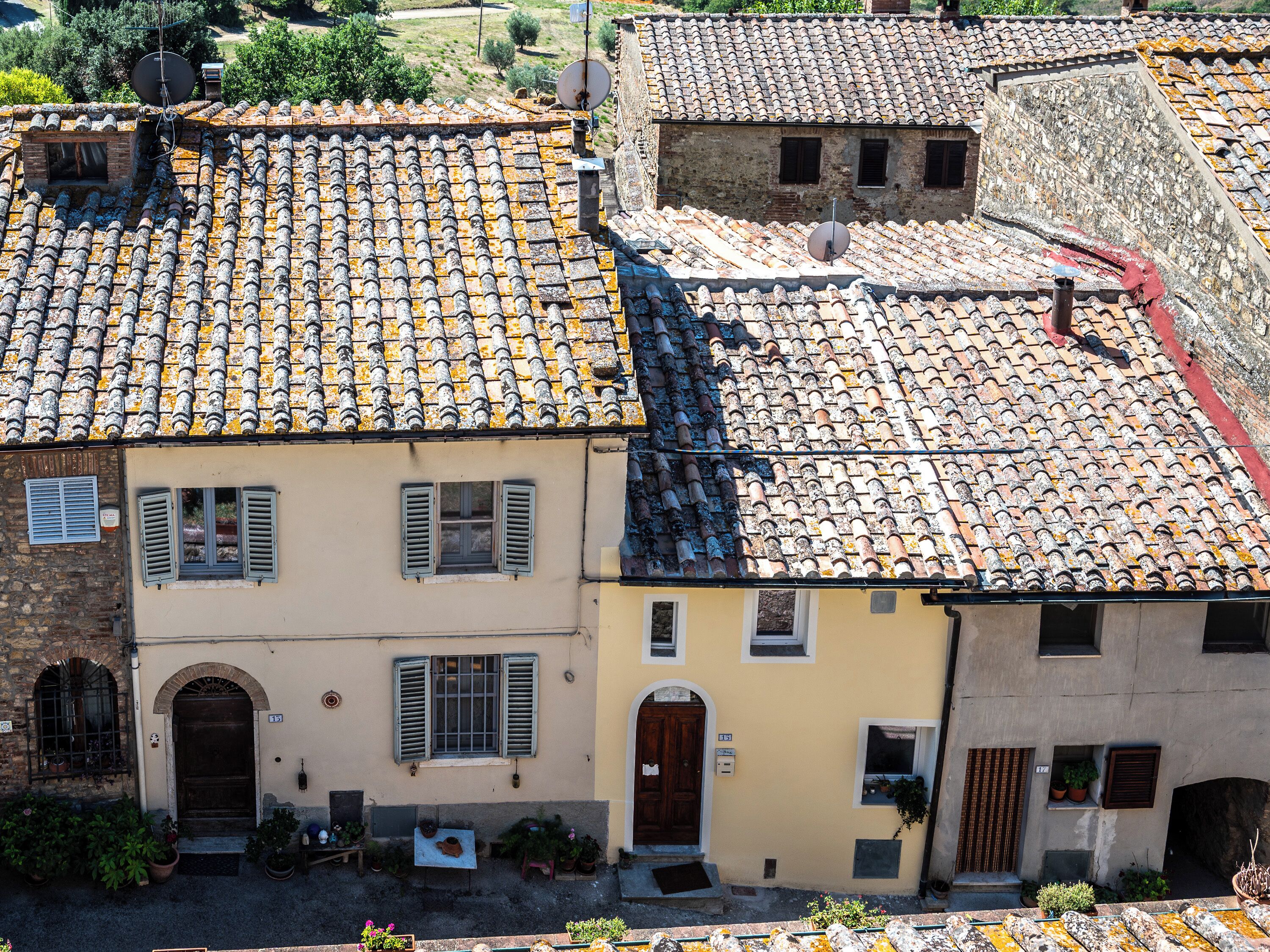 Un edificio tradicional con tejado de tejas, una ventana pequeña con contraventanas y una puerta.
