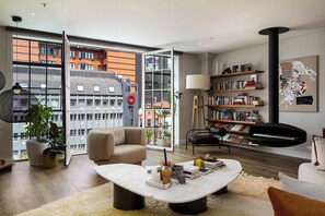 Un salon moderne avec un canapé, une table basse et des étagères.