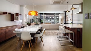 Deluxe-Apartment, Stadtblick | Speisen
