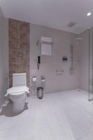 Bañera y ducha independientes, secador de pelo, pantuflas, toallas