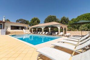 A swimming pool with sun loungers and a covered seating area. - Quinta dos Loendros |  9 bedrooms | Carvoeiro | Jacuzzi (Lagoa)