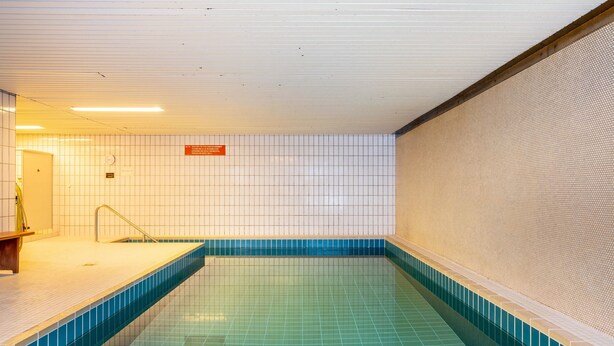 A swimming pool with tiled walls and a tiled floor. - Holiday at 1,000 Meters with Mountain View, Pool, Sauna, and Wi-Fi (Schönwald im Schwarzwald)