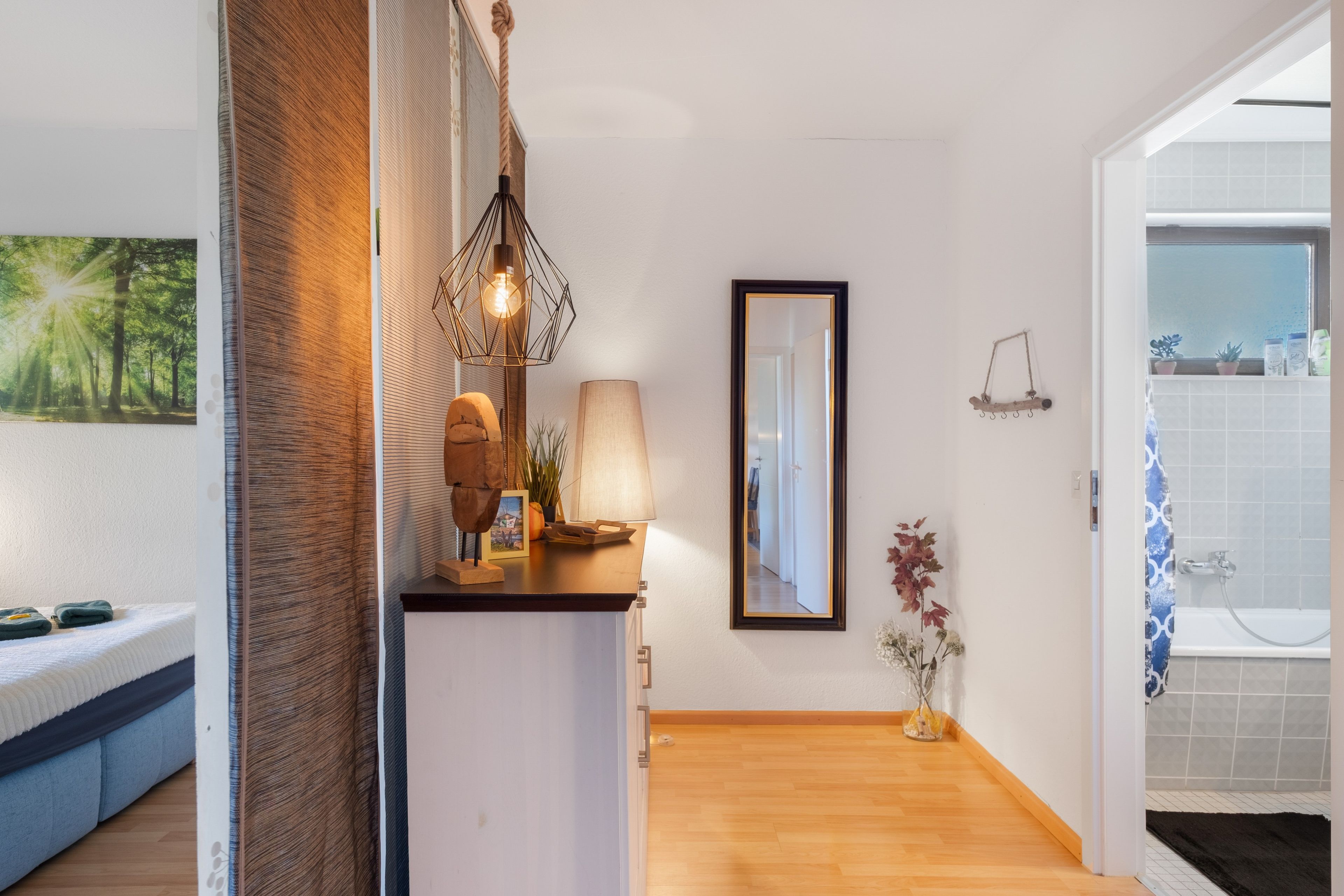 Ein modernes Badezimmer mit Dusche, Handtuchhalter und Spiegel.