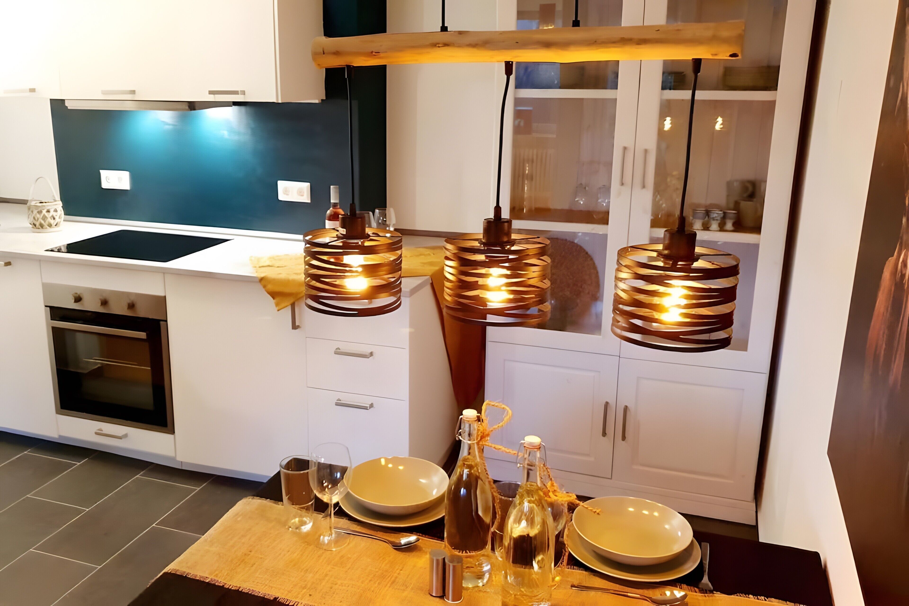 Wasserkocher mit Kaffee-/Teezubehör, Kühlschrank, Ofen, Herdplatte