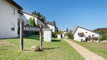 A residential area with a sign reading 'FELDBERG' and modern houses with balconies.