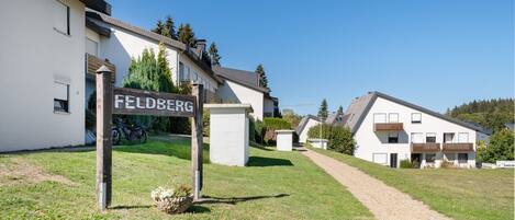 Una zona residencial con un cartel que indica 'FELDBERG' y casas modernas con balcones.