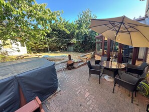 Outdoor dining - 4-Bed Detached House | Parking | Garden | Near Silverstone & M1 (Northampton)