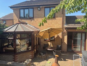 Outdoor dining - 4-Bed Detached House | Parking | Garden | Near Silverstone & M1 (Northampton)