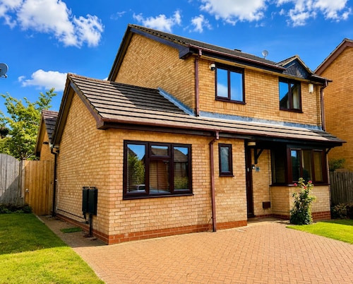 4-Bed Detached House | Parking | Garden | Near Silverstone & M1