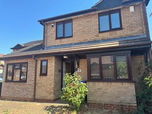 Exterior - 4-Bed Detached House | Parking | Garden | Near Silverstone & M1 (Northampton)