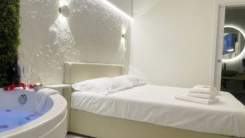 Sèche-cheveux, serviettes fournies, savon, papier toilette