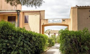 An entrance gate with a sign reading 'les Ginesettes' leading to a building with a tiled roof. - L'Estiu Bleu - 1BR, Just 450m from the Beach (Argelès-sur-Mer)