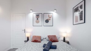 Tabla de planchar con plancha, cuna de viaje, wifi y ropa de cama 