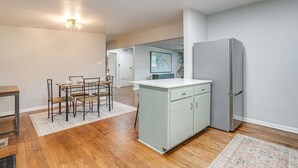 Eine moderne Küche mit Essbereich, Holzboden und einem Kühlschrank.
